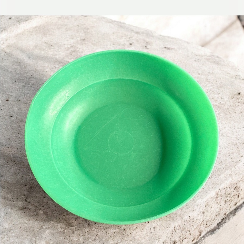 Vintage Tupperware green cereal bowl with lid - Picture 2 of 7